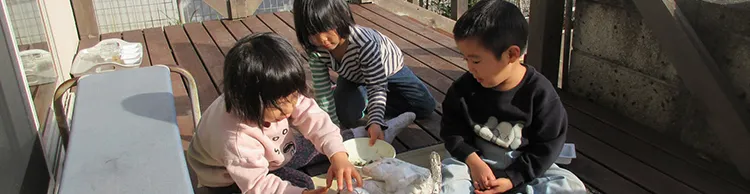 保護者の声ウッドデッキでおままごとをする子ども