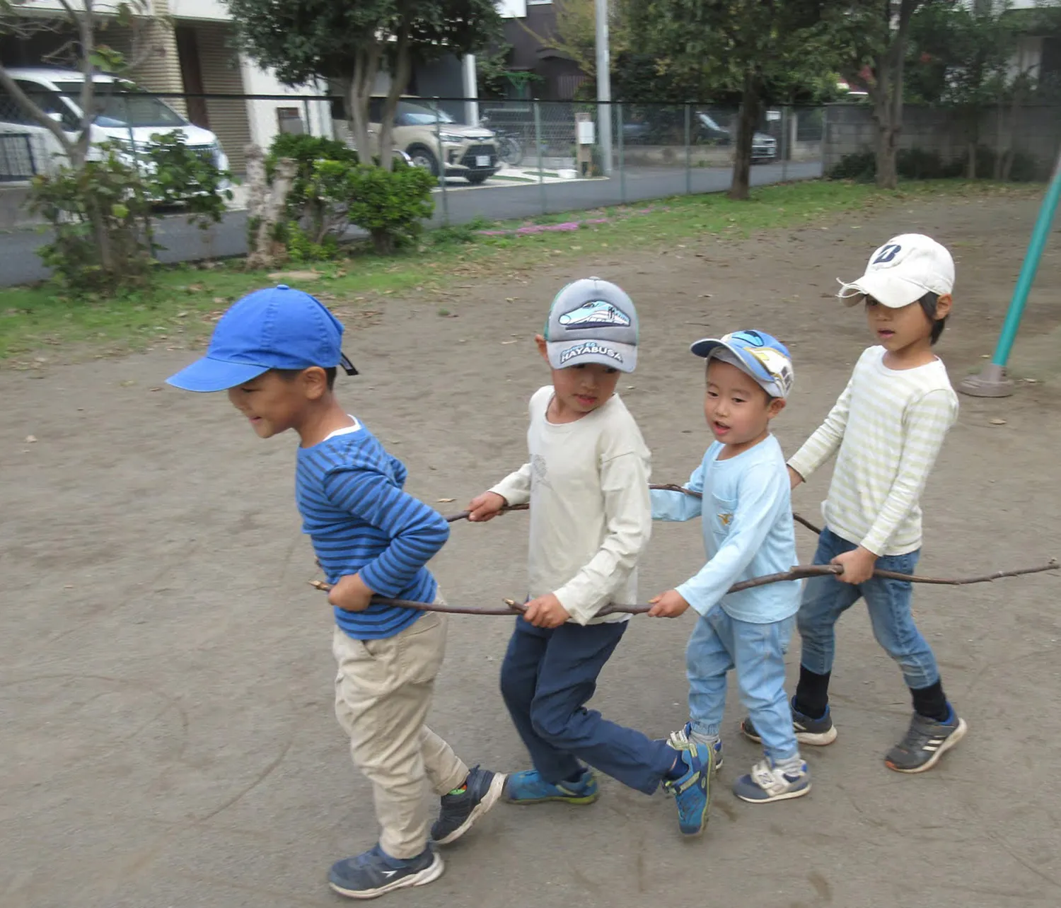 子どもたちの一日のFV電車ごっこをする子どもたち