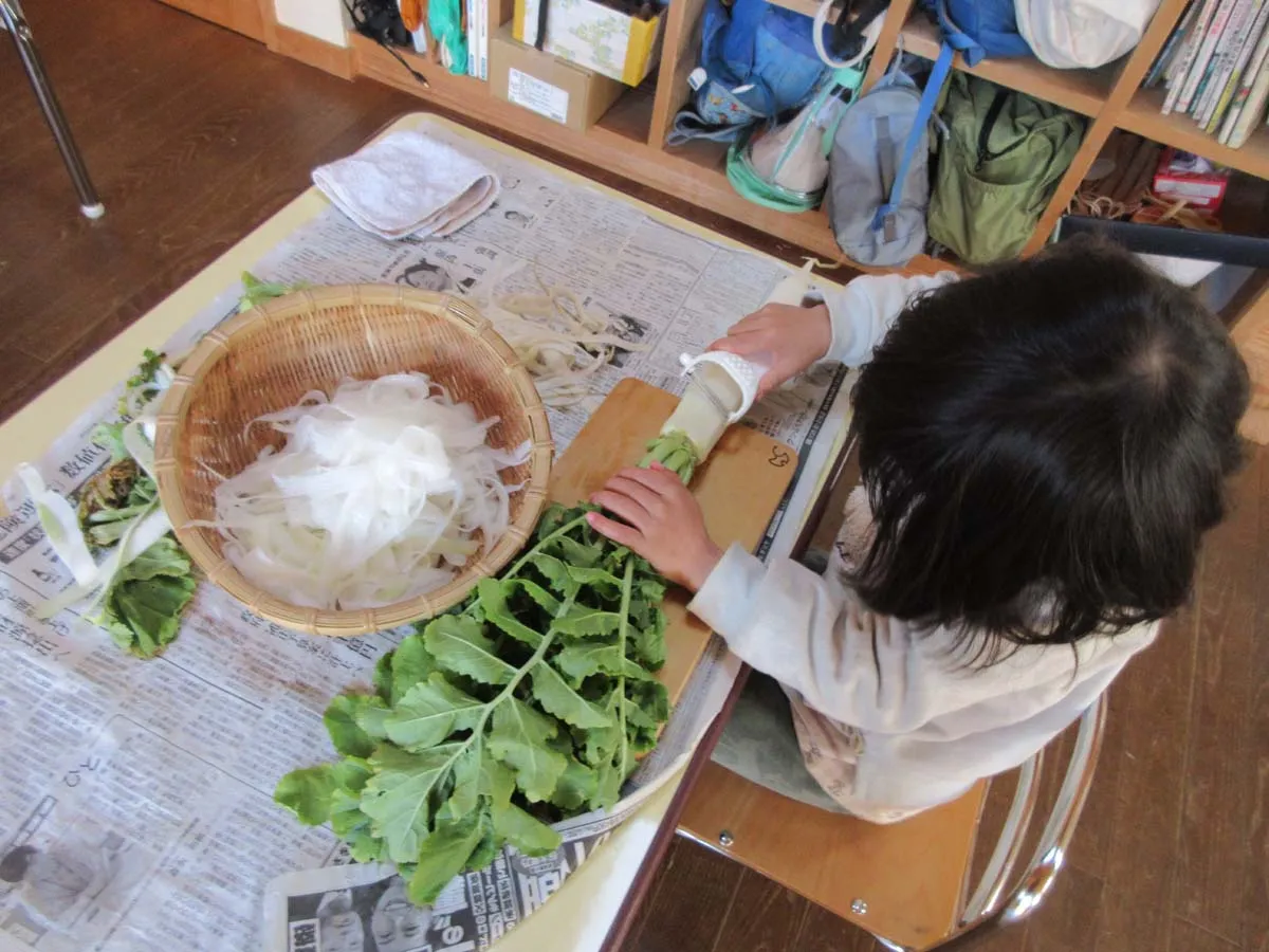 切り干し大根づくりをする子ども