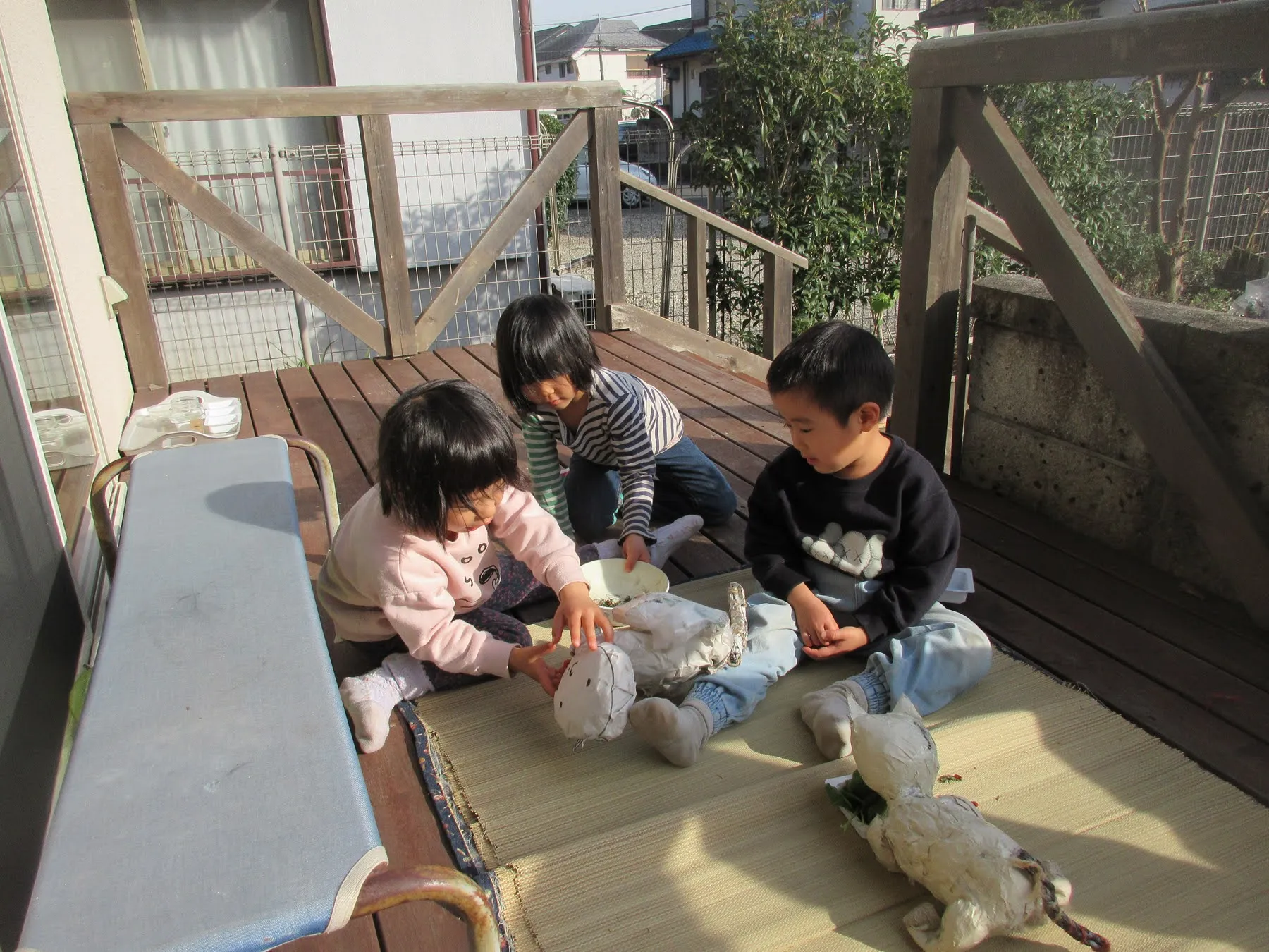 自分たちで作った猫でおままごと