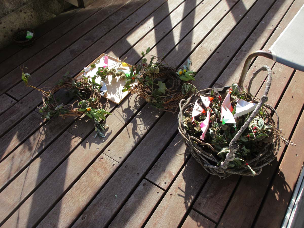 採取した植物でリースづくり