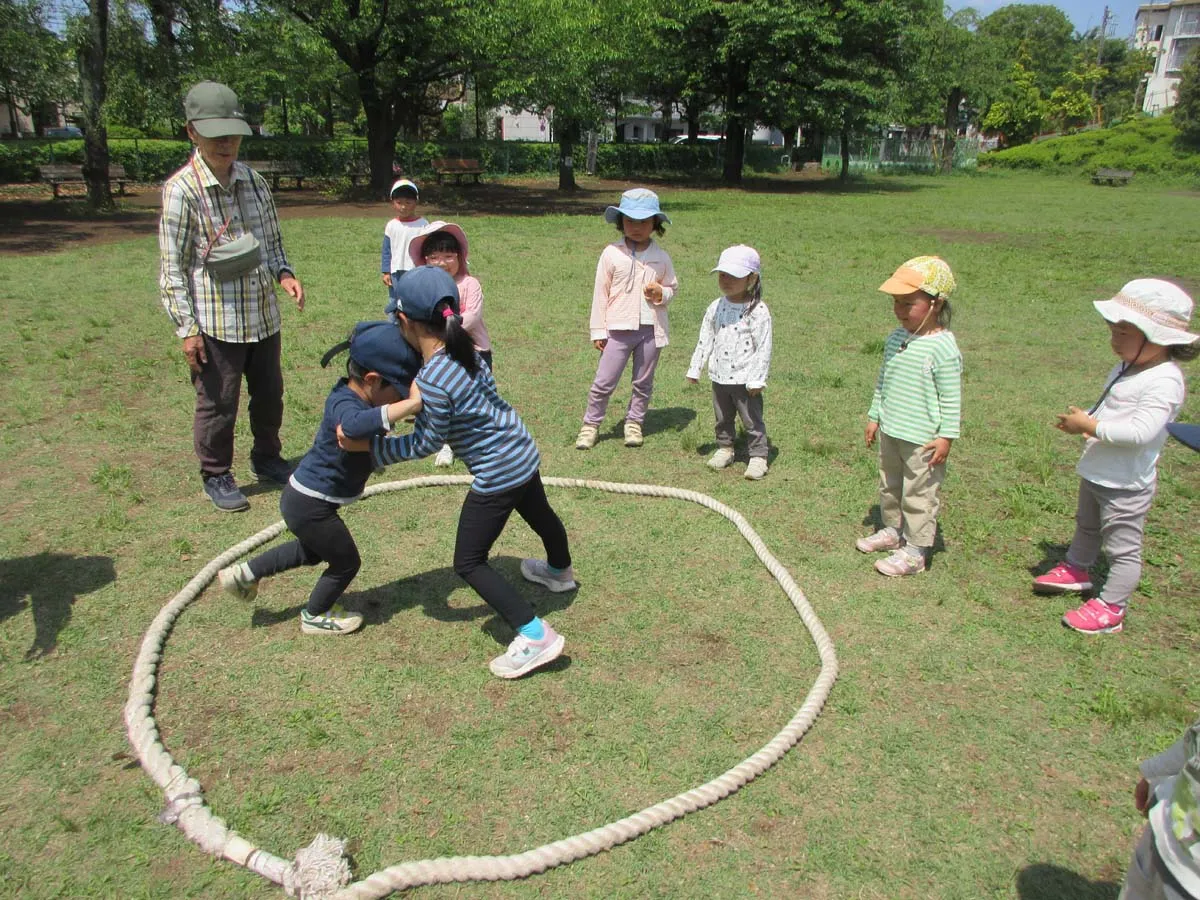 大きい子と小さい子のお相撲