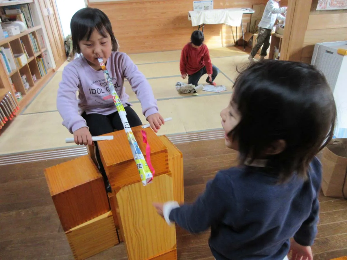 積み木で遊ぶ