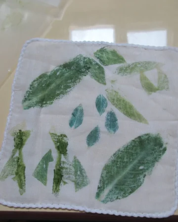 藍の生葉染めのハンカチ