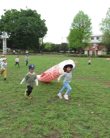 こいのぼりをもって全力疾走